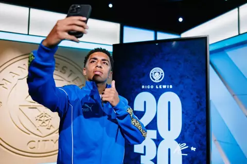  رسميًا.. مانشستر سيتي يوقع عقدًا جديدًا مع ريكو لويس